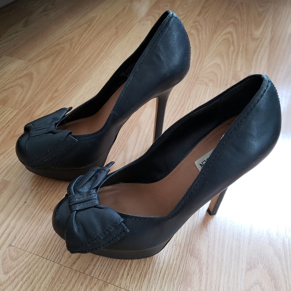 Bow Tie Heels - Picture 2 of 5